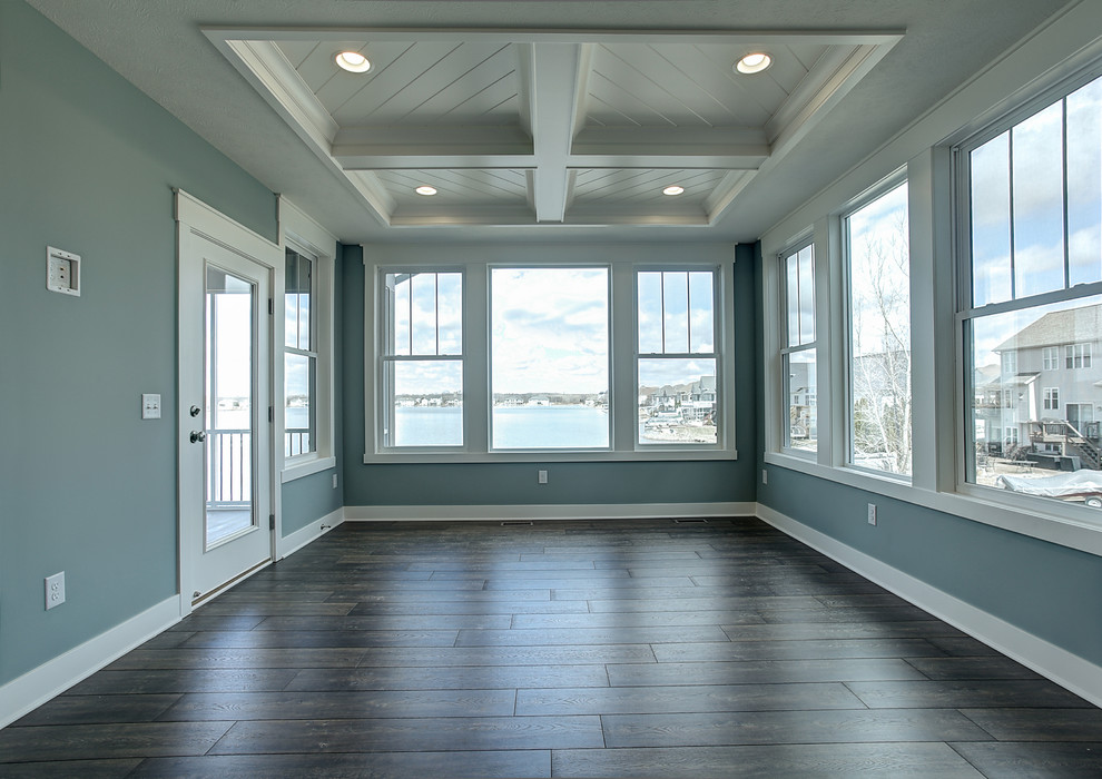 Foto di una piccola veranda american style con pavimento in legno massello medio, nessun camino, soffitto classico e pavimento marrone