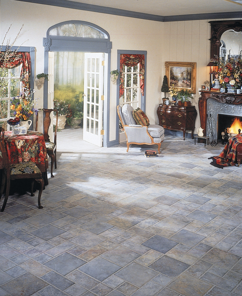 サンフランシスコにある広いトラディショナルスタイルのおしゃれなサンルーム (セラミックタイルの床、標準型暖炉、金属の暖炉まわり、標準型天井、グレーの床) の写真