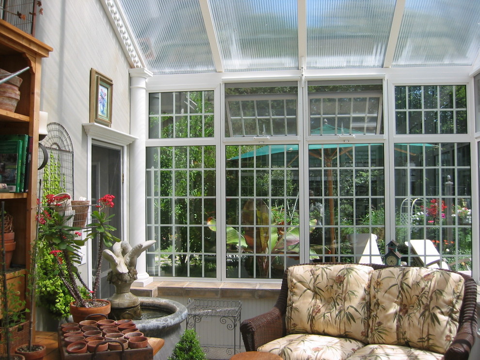 Immagine di una grande veranda tradizionale con pavimento in cemento e lucernario