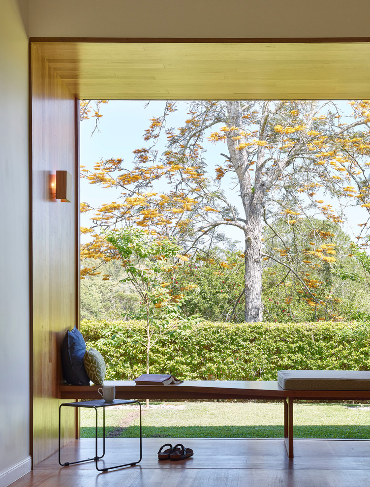 Immagine di una piccola veranda minimal con parquet chiaro, soffitto classico e pavimento marrone