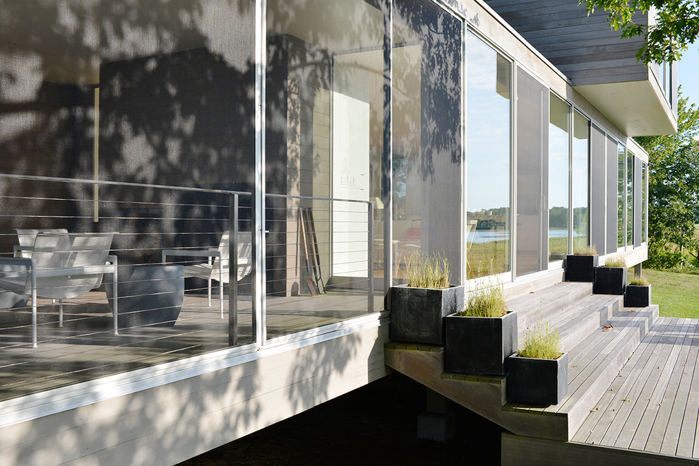Foto di una veranda moderna di medie dimensioni con pavimento in legno massello medio, nessun camino, soffitto classico e pavimento marrone