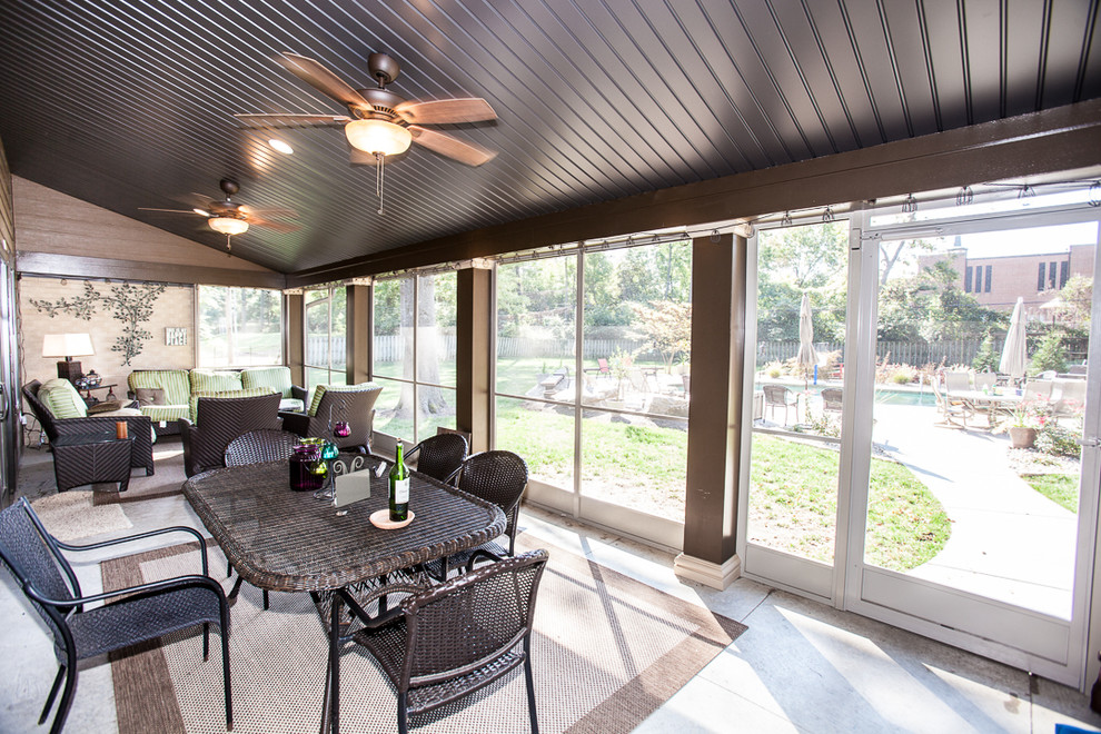 Immagine di una veranda american style di medie dimensioni con soffitto classico