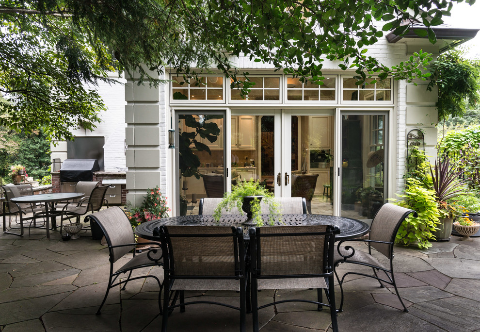Idee per una veranda tradizionale di medie dimensioni con pavimento con piastrelle in ceramica e lucernario