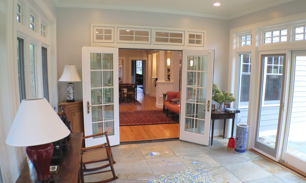 Esempio di una piccola veranda stile americano con pavimento in ardesia e soffitto classico