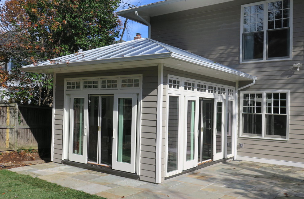 Idee per una piccola veranda american style con pavimento in ardesia e soffitto classico