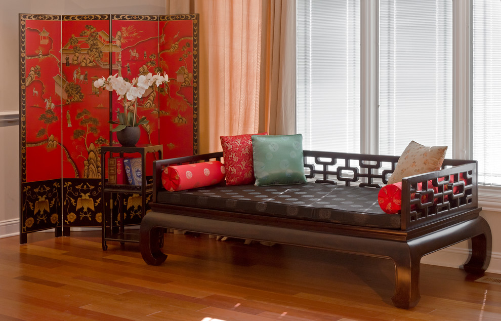 Exemple d'une véranda asiatique avec un sol en bois brun, un plafond standard et un sol marron.
