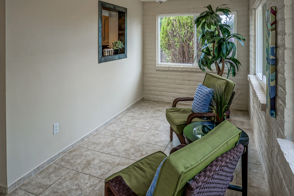 Foto di una veranda tradizionale di medie dimensioni con pavimento con piastrelle in ceramica e soffitto classico