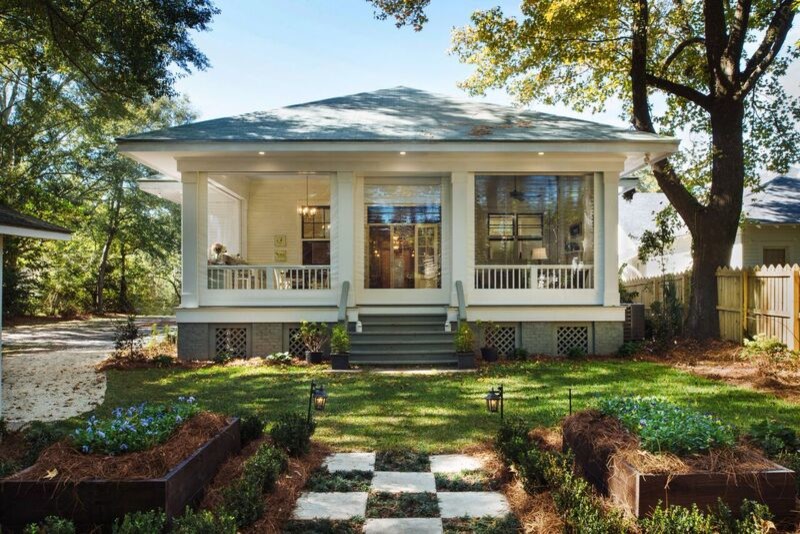 Esempio di una grande veranda classica con parquet chiaro, nessun camino, soffitto classico e pavimento marrone
