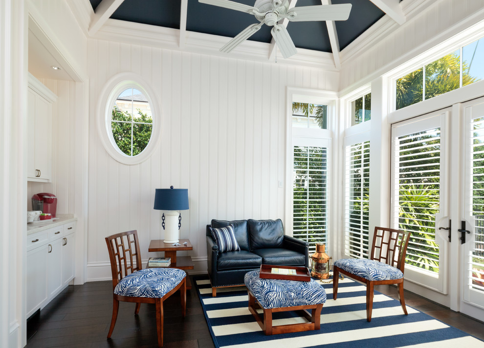 Esempio di una veranda stile marinaro con parquet scuro, nessun camino, soffitto classico e pavimento marrone