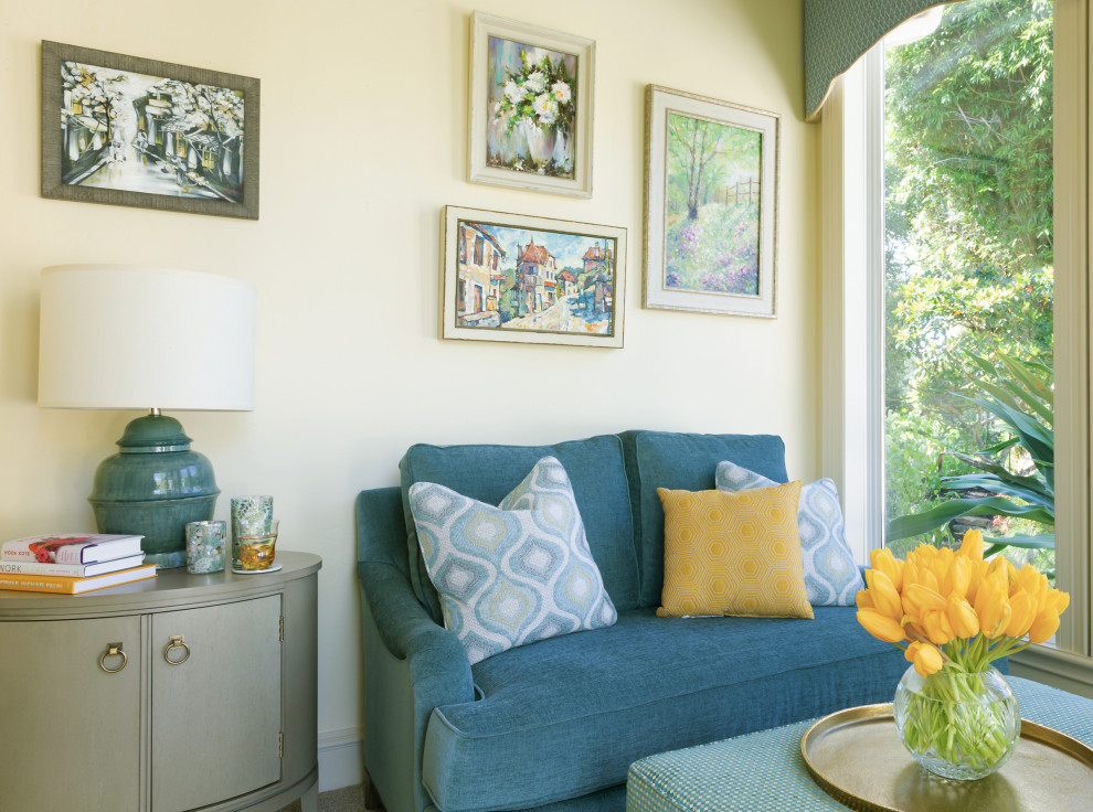 Foto di una piccola veranda classica con moquette, soffitto classico e pavimento beige