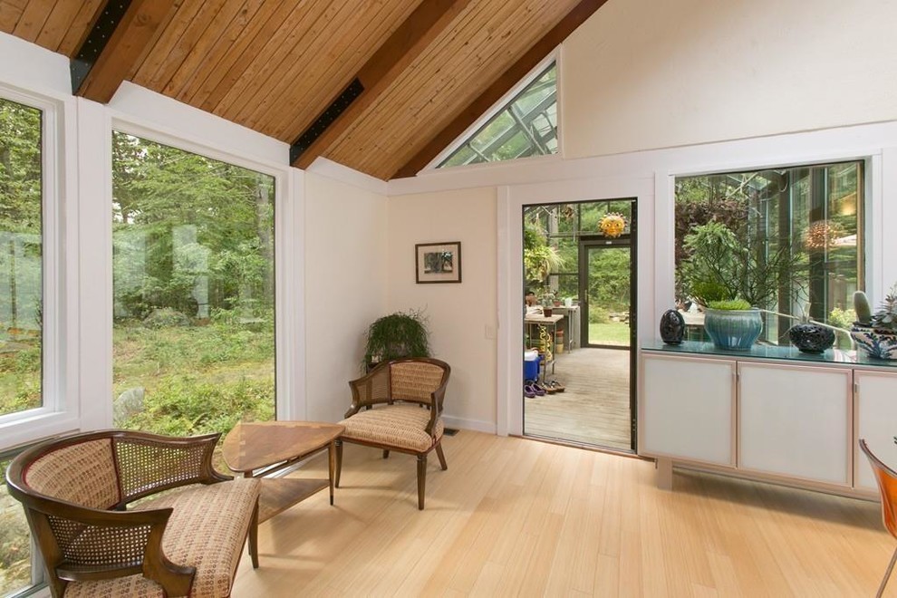 Ispirazione per una veranda minimalista di medie dimensioni con parquet chiaro e soffitto classico