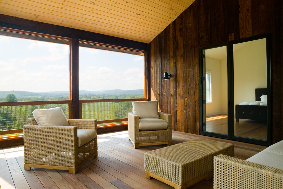 Esempio di una veranda country di medie dimensioni con pavimento in legno massello medio, nessun camino, soffitto classico e pavimento marrone