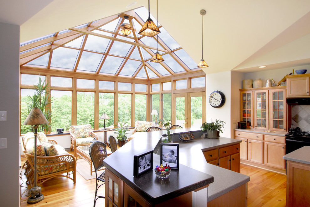 Ispirazione per una grande veranda minimal con parquet chiaro, nessun camino, soffitto in vetro e pavimento marrone