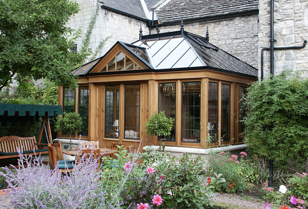 Immagine di una veranda vittoriana con soffitto in vetro
