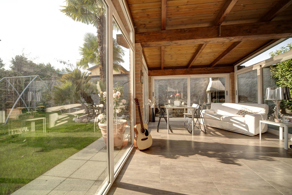 Immagine di una grande veranda contemporanea con soffitto classico