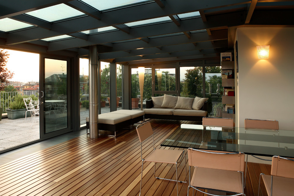 Diseño de galería contemporánea extra grande con suelo de madera clara y techo de vidrio