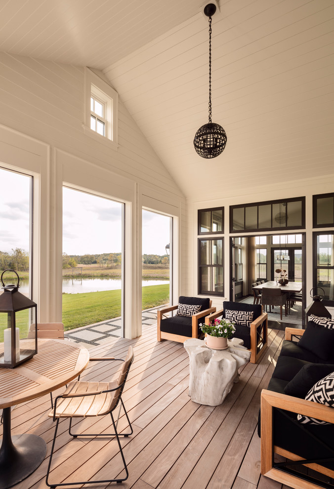 Ispirazione per una veranda minimal con parquet chiaro e pavimento beige