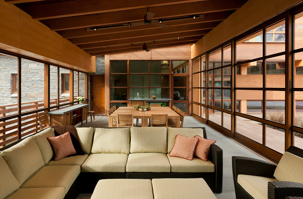 Idee per un'ampia veranda contemporanea con soffitto classico e pavimento grigio