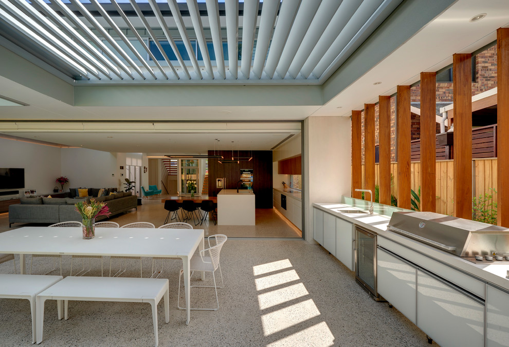 Ejemplo de galería contemporánea de tamaño medio sin chimenea con suelo de cemento y techo con claraboya