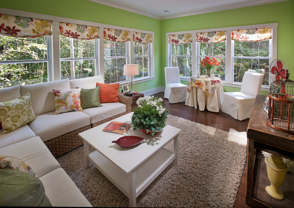 Foto di una grande veranda tradizionale con parquet chiaro e soffitto classico