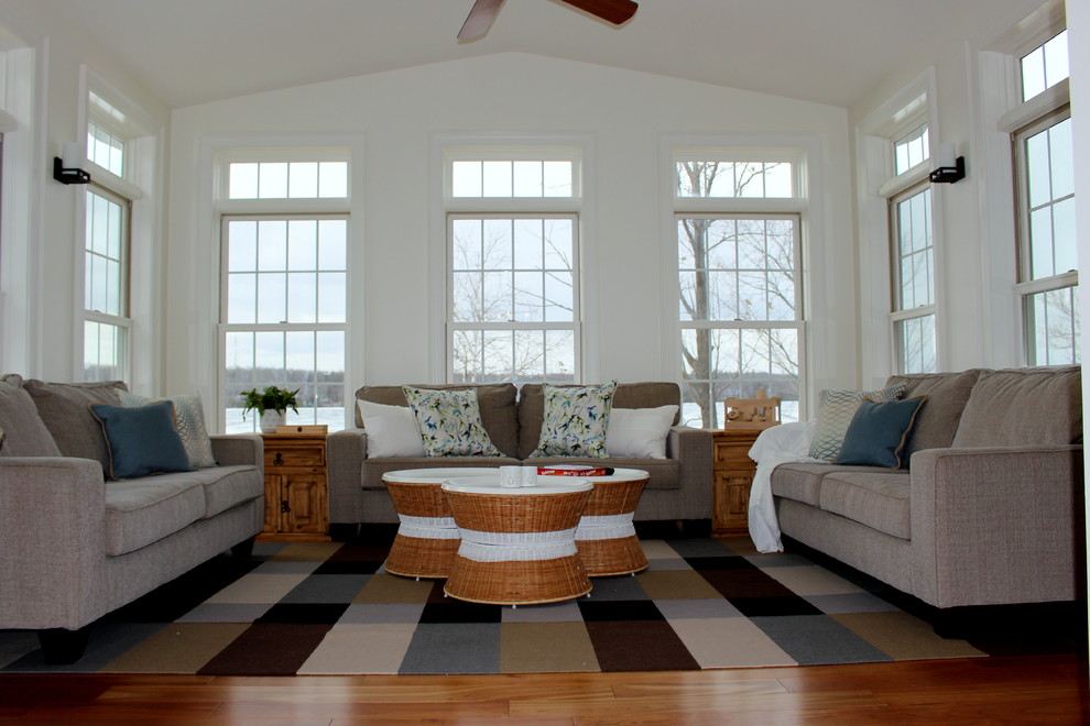 Idée de décoration pour une véranda champêtre de taille moyenne avec un sol en bois brun, aucune cheminée, un plafond standard et un sol orange.