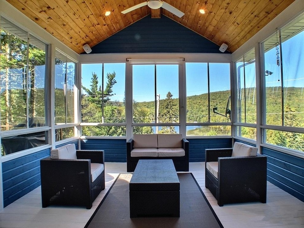Esempio di una grande veranda minimal con pavimento in legno verniciato