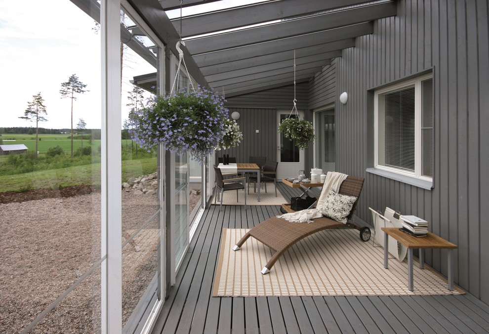 Immagine di una veranda country con soffitto in vetro