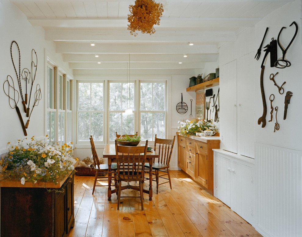 Idée de décoration pour une véranda champêtre de taille moyenne avec parquet clair, aucune cheminée, un plafond standard et un sol marron.