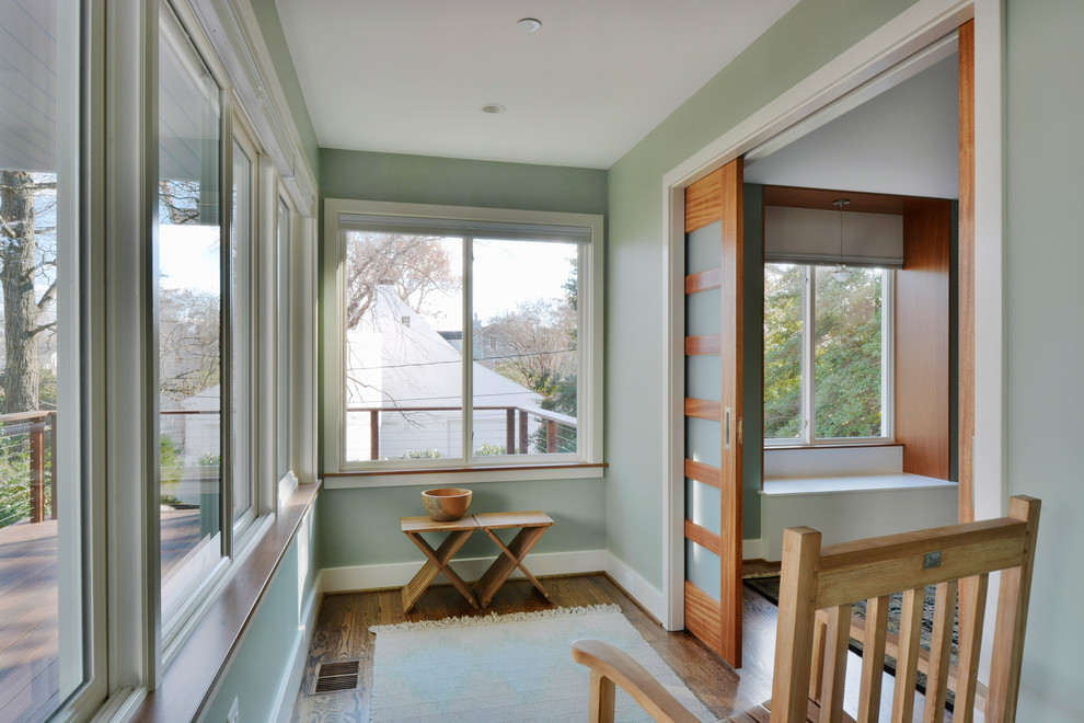 Foto di una piccola veranda moderna con parquet chiaro e soffitto classico