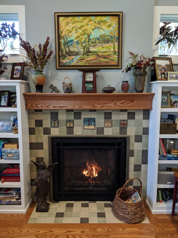 Aménagement d'une véranda craftsman de taille moyenne avec un sol en bois brun, une cheminée standard, un manteau de cheminée en carrelage, un sol marron et un plafond standard.