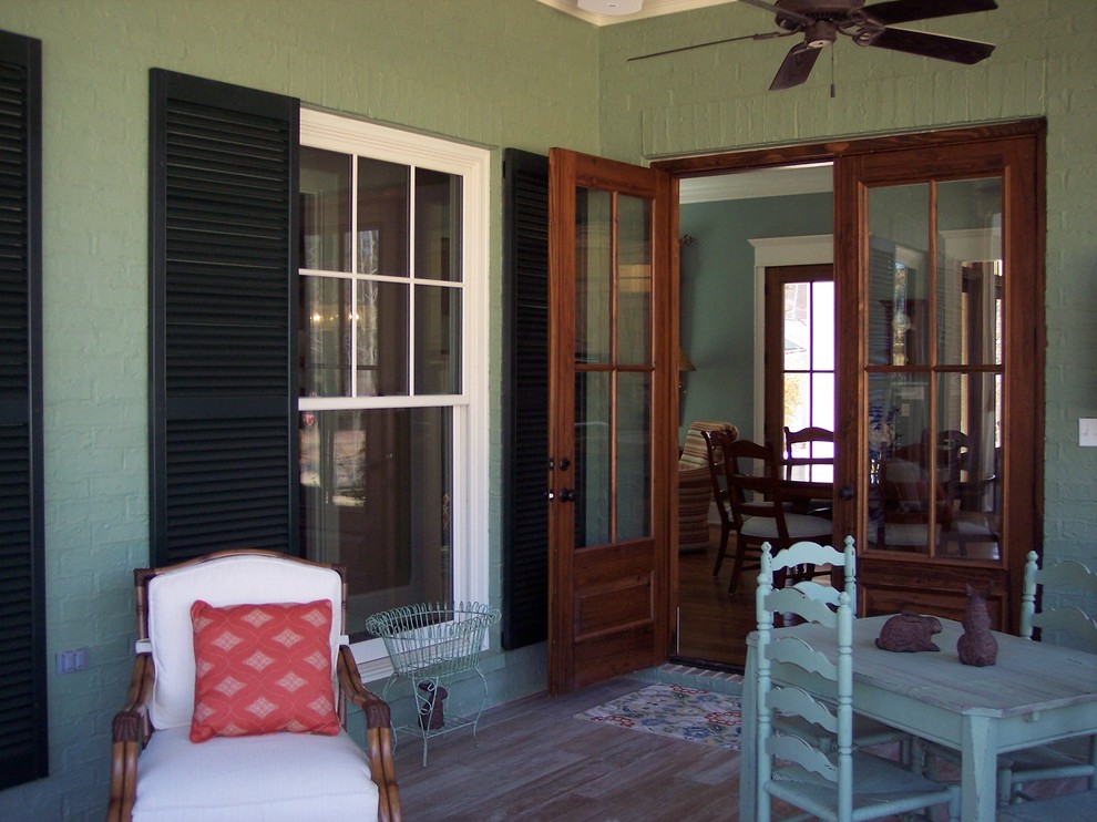 Idee per una veranda american style di medie dimensioni con pavimento in legno massello medio, nessun camino e soffitto classico