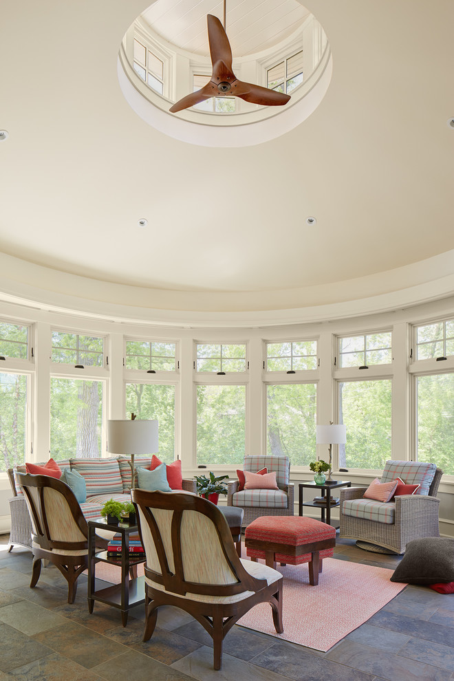 Пример оригинального дизайна: большая терраса в классическом стиле с полом из керамической плитки, потолочным окном и разноцветным полом без камина