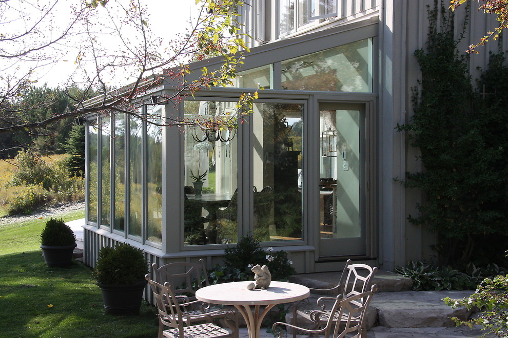 Immagine di una veranda chic con soffitto in vetro