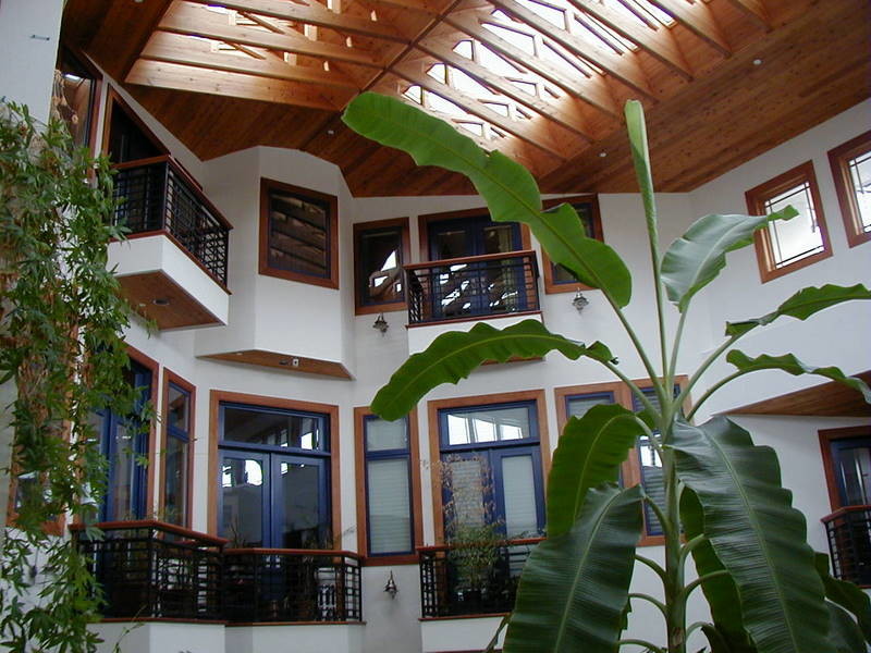 Immagine di una grande veranda minimalista con pavimento in pietra calcarea e lucernario