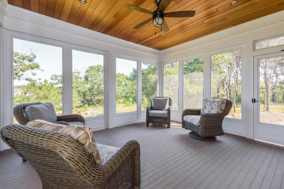 Foto di una veranda stile marino di medie dimensioni con parquet scuro, soffitto classico e pavimento marrone