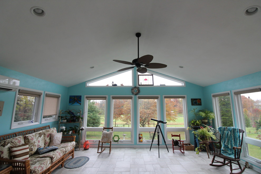 Foto di una grande veranda tropicale con pavimento con piastrelle in ceramica, soffitto classico e pavimento grigio