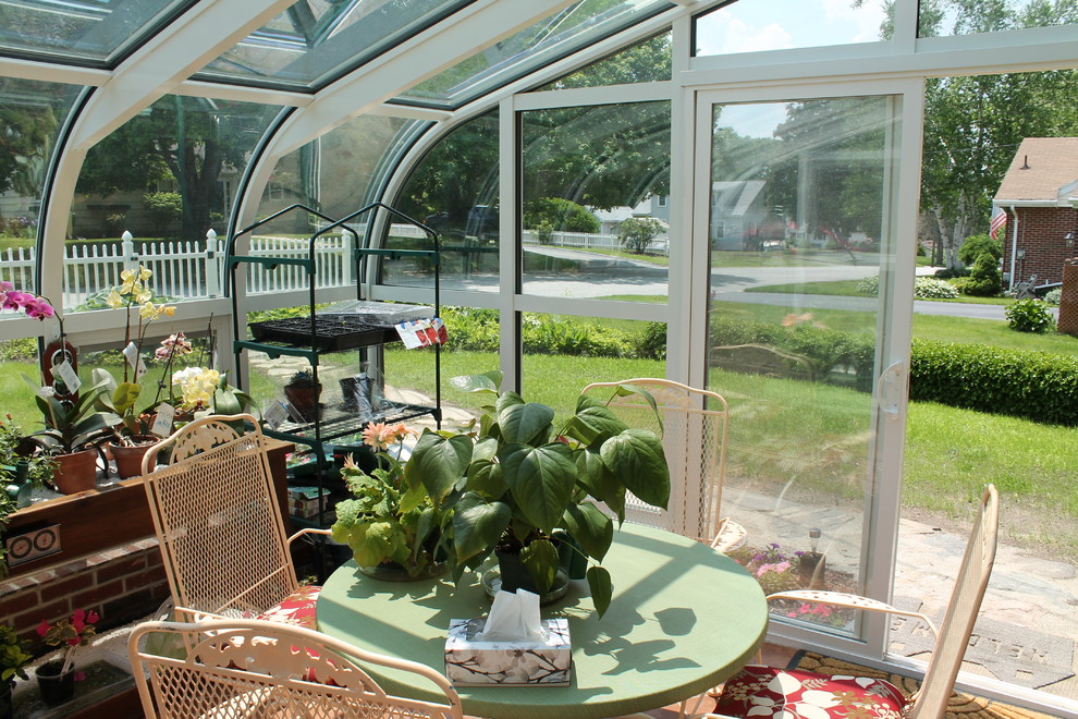 Immagine di una veranda design con soffitto in vetro