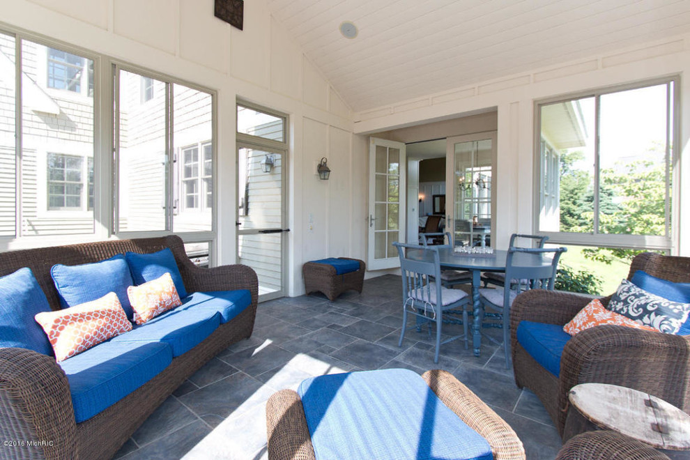 Ispirazione per una veranda country con pavimento in ardesia, soffitto classico e pavimento blu