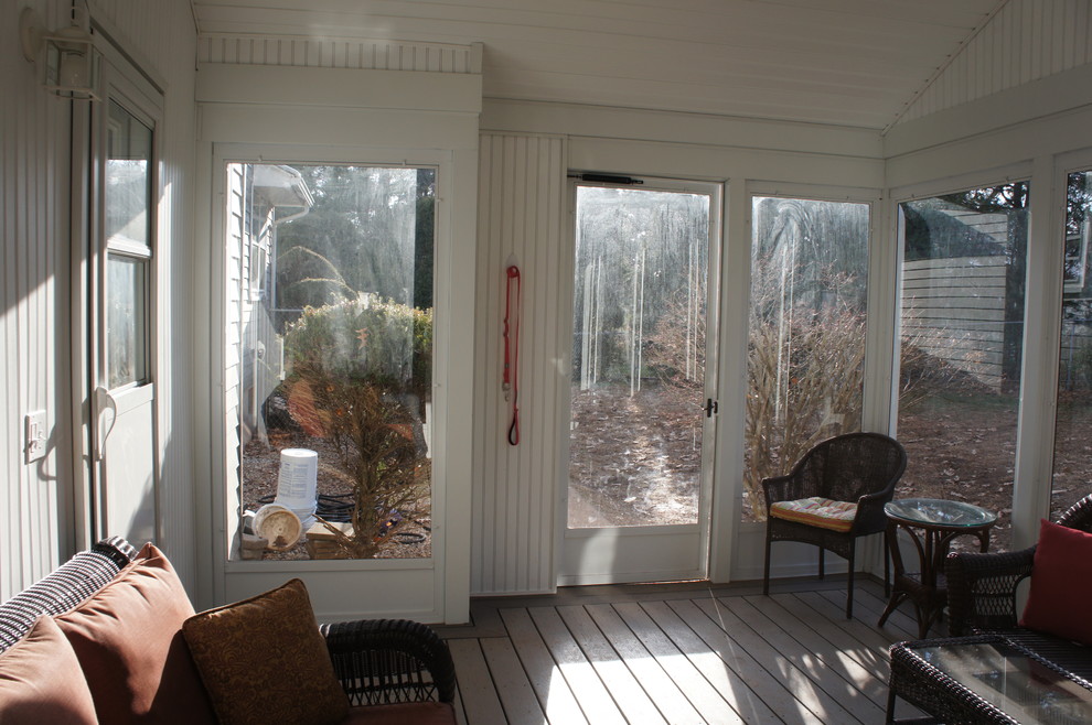 Immagine di una veranda chic di medie dimensioni con parquet chiaro, nessun camino e soffitto classico