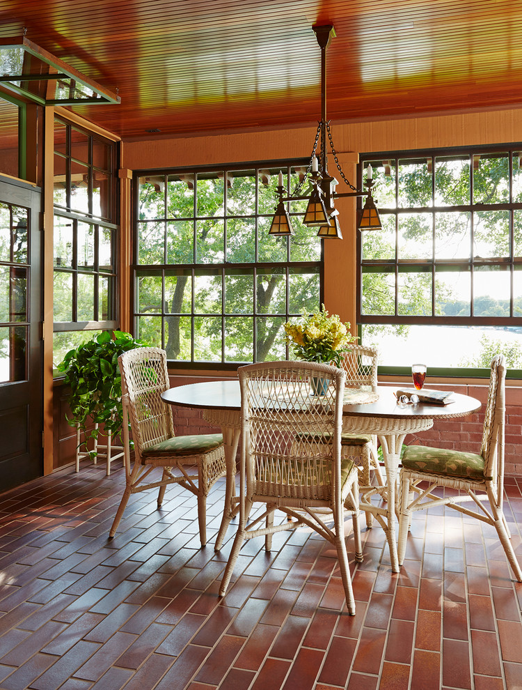 Immagine di una veranda american style di medie dimensioni con pavimento in mattoni, nessun camino, soffitto classico e pavimento rosso