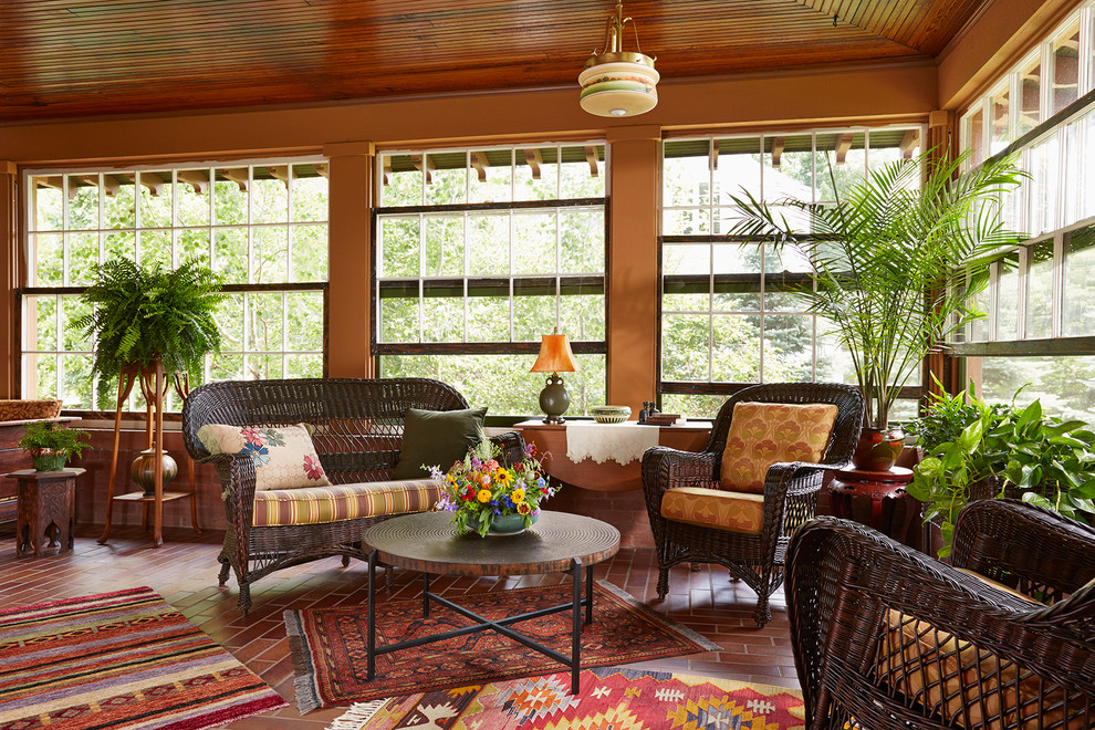 Immagine di una veranda stile americano con pavimento in mattoni, nessun camino, soffitto classico e pavimento rosso