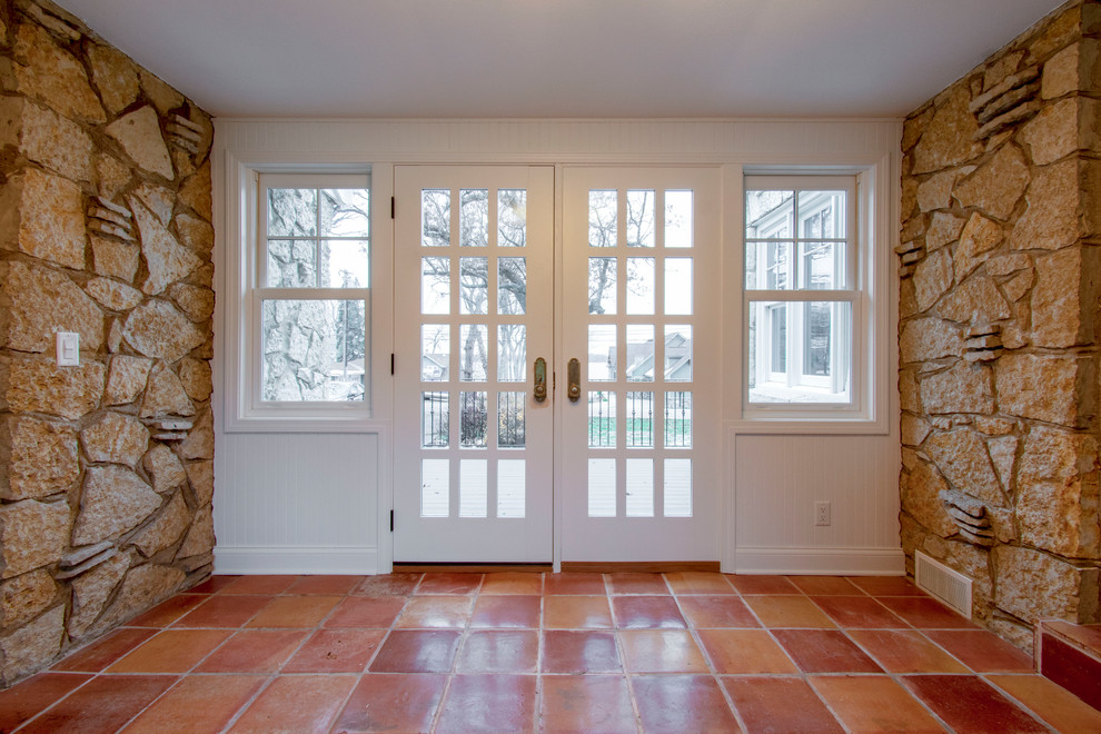 Ispirazione per una piccola veranda tradizionale con pavimento in terracotta, soffitto classico e pavimento arancione