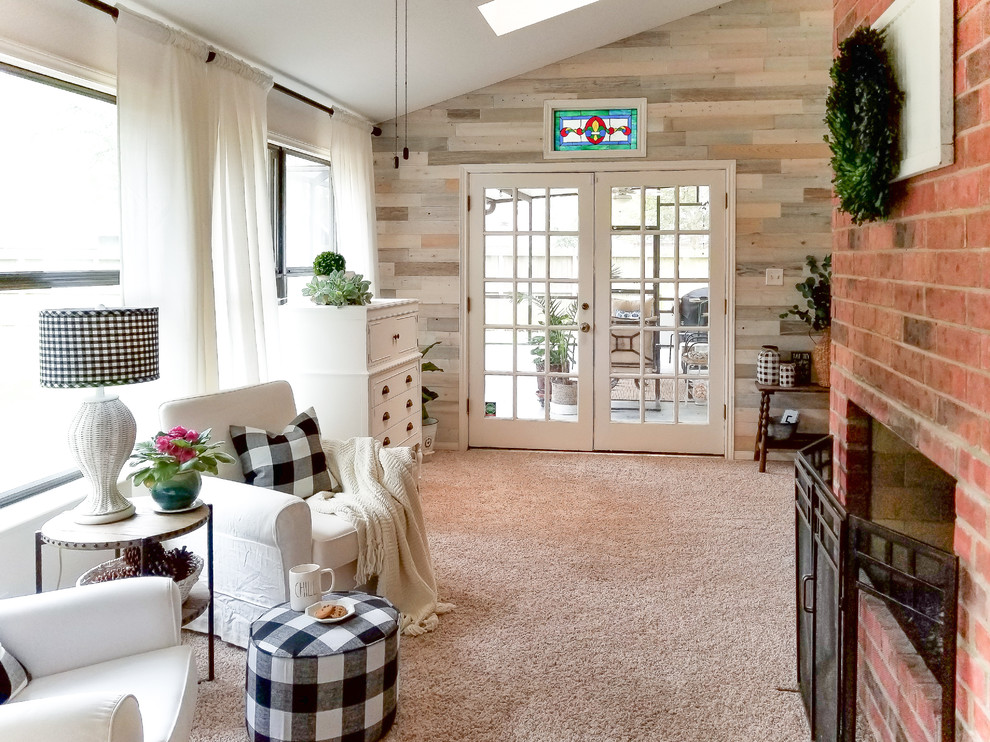 Foto di una veranda country di medie dimensioni con moquette, camino classico, cornice del camino in mattoni, soffitto classico e pavimento grigio