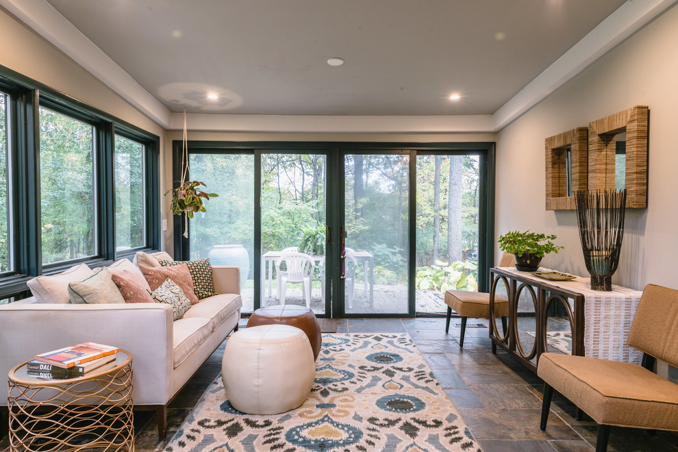 Esempio di una piccola veranda minimalista con pavimento in ardesia, soffitto classico e pavimento multicolore
