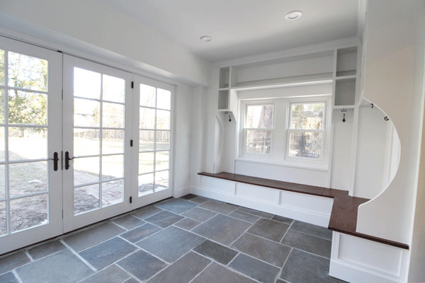 フィラデルフィアにある広いトラディショナルスタイルのおしゃれなサンルーム (スレートの床、暖炉なし、標準型天井、白い床) の写真