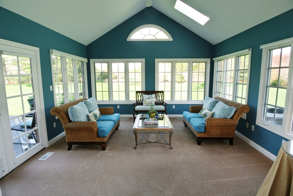 Immagine di una grande veranda classica con moquette e soffitto classico