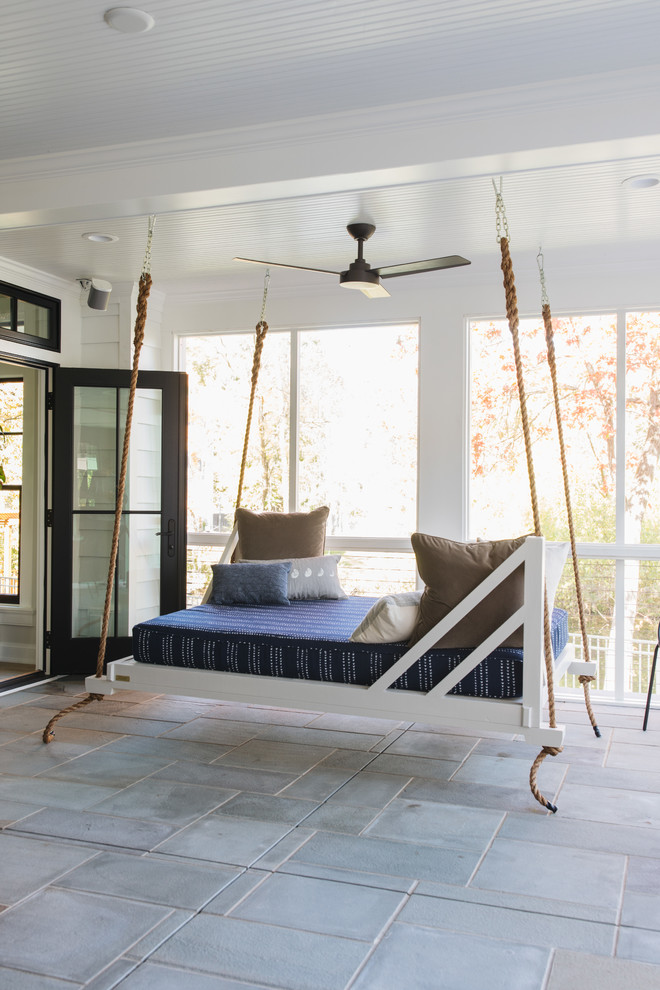 Immagine di una veranda chic di medie dimensioni con soffitto classico e pavimento grigio