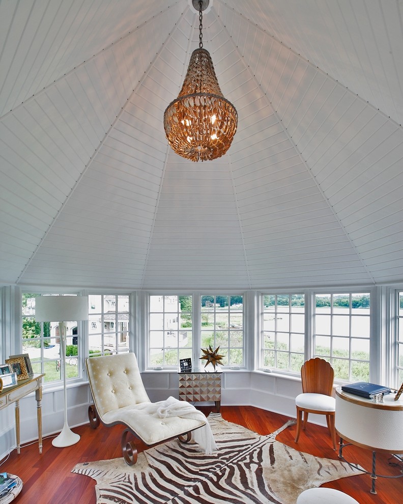 Diseño de galería costera de tamaño medio sin chimenea con suelo de madera en tonos medios, techo estándar y suelo rojo