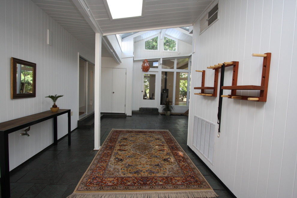 Источник вдохновения для домашнего уюта: большая терраса в стиле ретро с полом из сланца и потолочным окном без камина