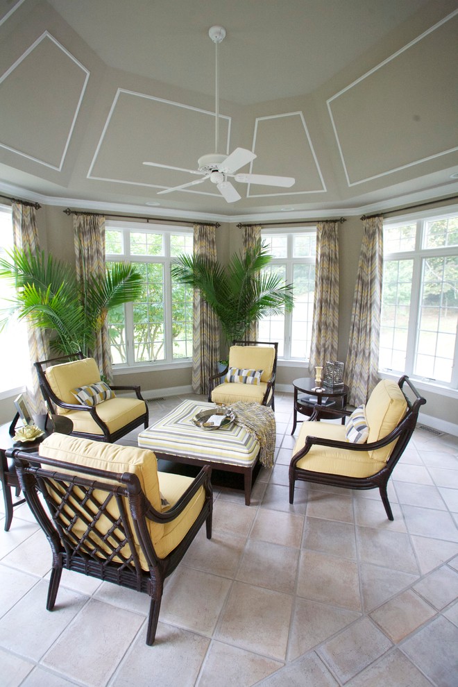 Cette image montre une véranda traditionnelle de taille moyenne avec un plafond standard et un sol beige.